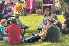 Young-people-sitting-on-the-grass